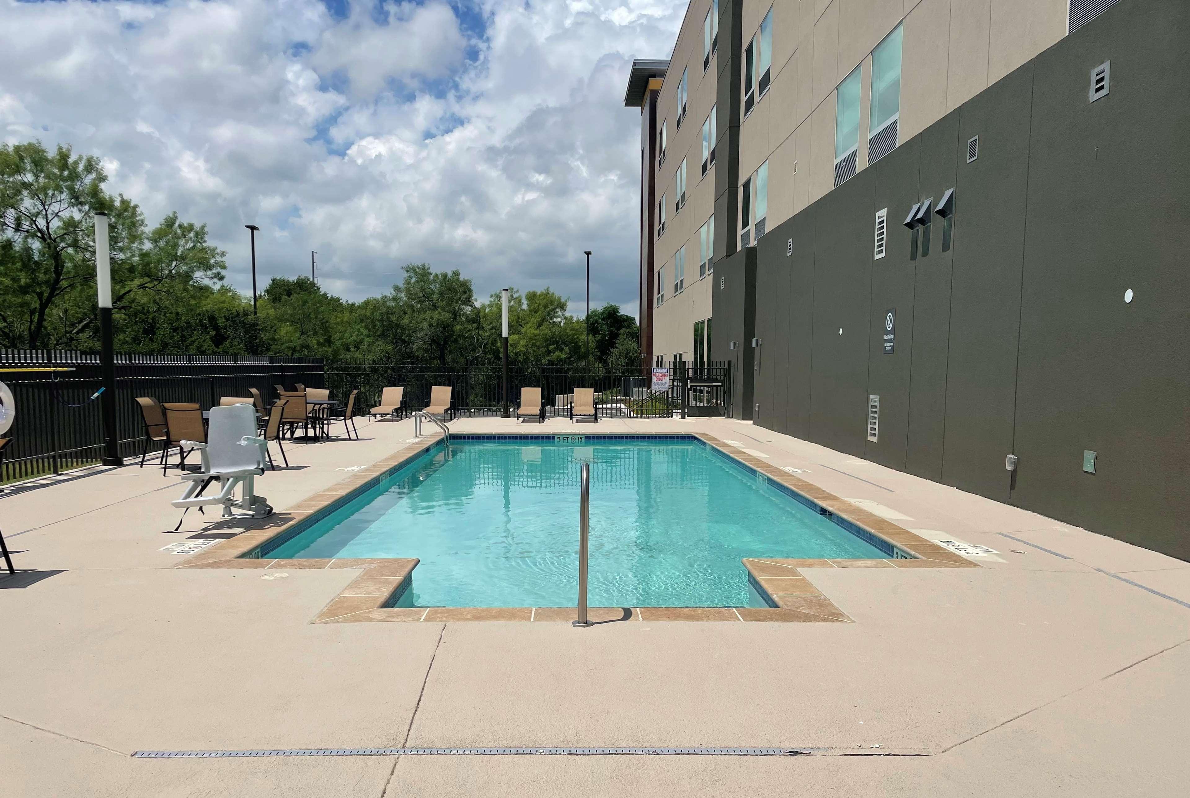 La Quinta Inn & Suites By Wyndham San Antonio Seaworld Lafb Exterior foto